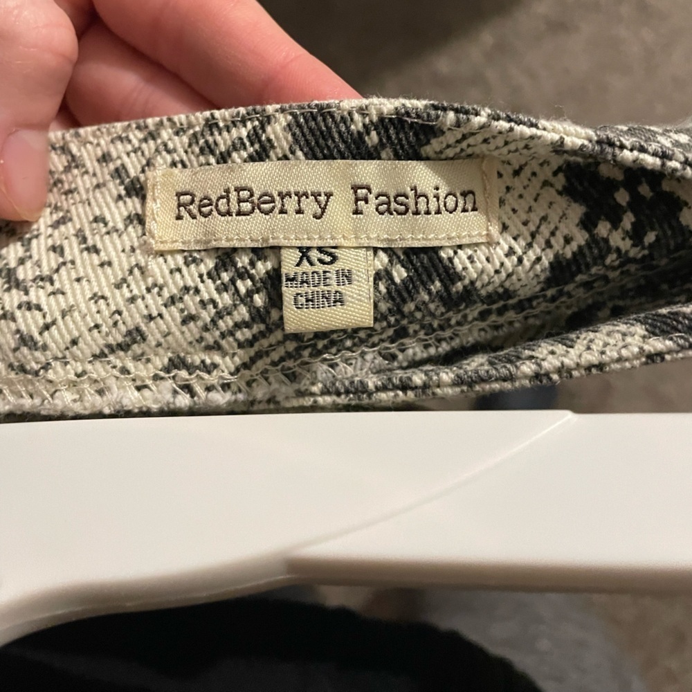 RedBerry Fashion// Francesca‘s Snakeskin Skirt *make offers* - Picture 8 of 8